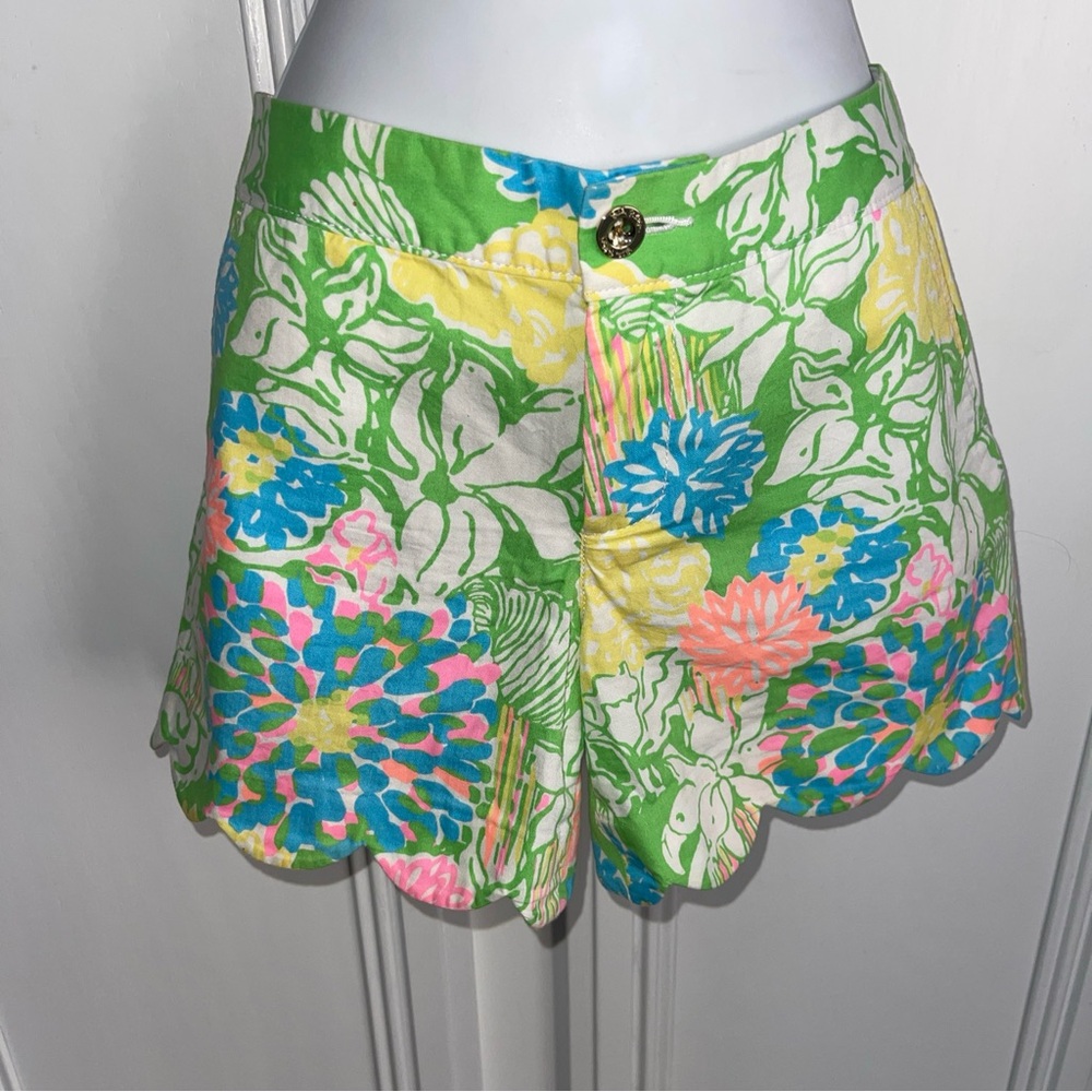 Lilly Pulitzer size 4 Women’s Hibiscus Stroll The Buttercup Shorts Scalloped